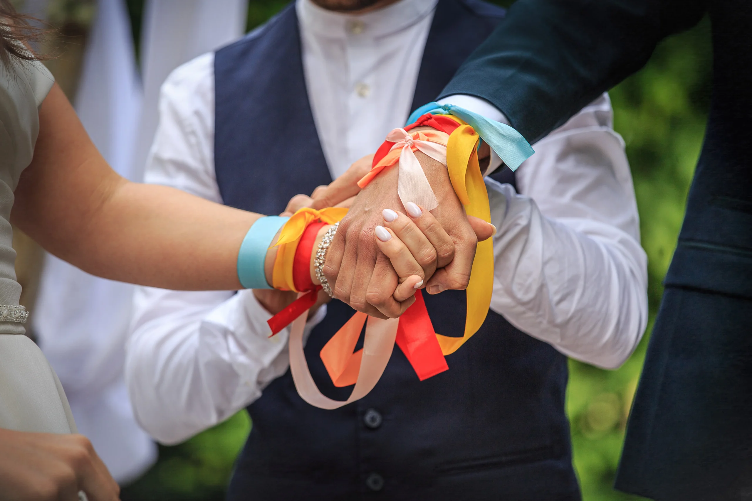 Rituel des rubans avec Nathalie Longefay Wedding, officiante de cérémonie laïque