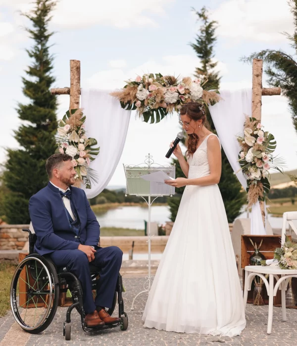 Mariée qui déclare ses vœux de mariage à son mari