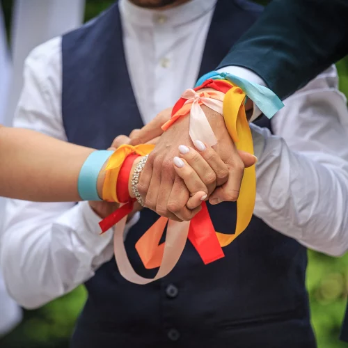 Rituel des rubans avec Nathalie Longefay Wedding, officiante de cérémonie laïque