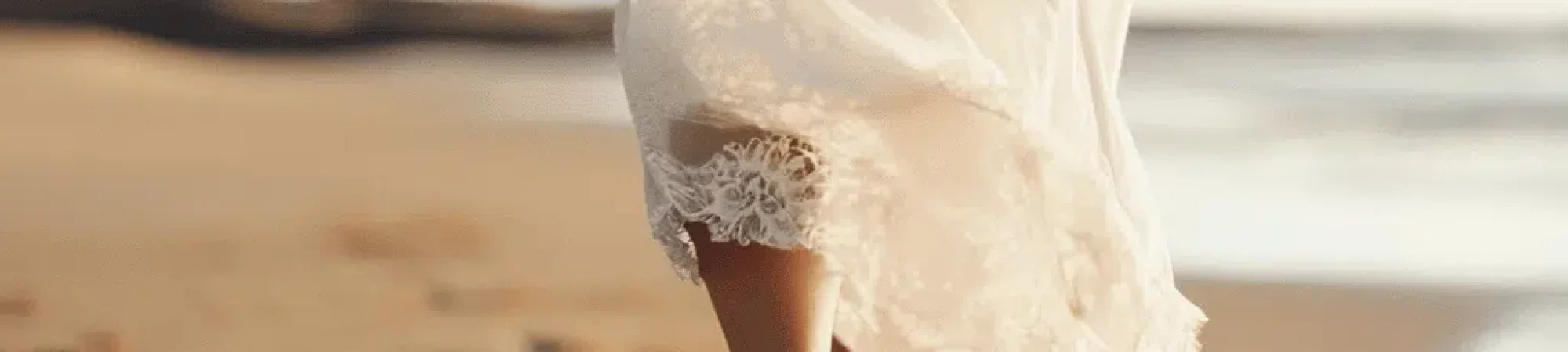 femme pieds nus dans le sable